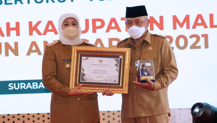 Bupati Malang Sanusi ketika mendapat predikat WTP yang diserahkan Gubernur Jatim. (Foto : Prokopim Kabupaten Malang).