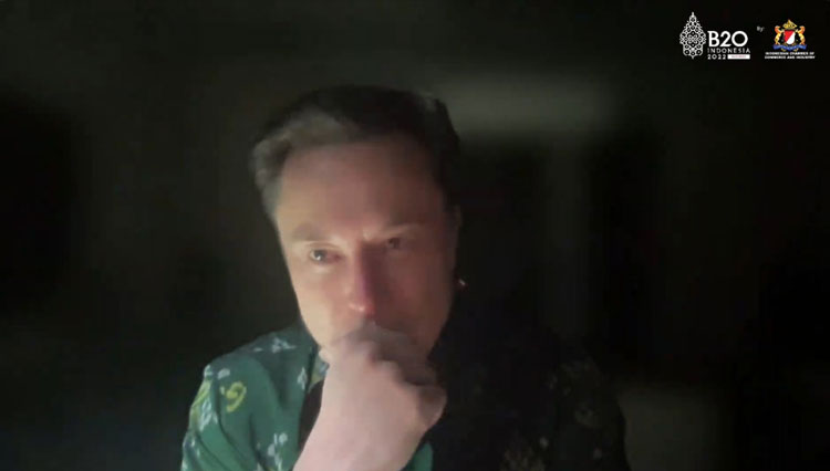 Elon Musk mengenakan Batik Bomba berwarna hijau tua dari Palu, Sulawesi Tengah pada G20 Indonesia, Senin (14/11/2022). (Foto: Tangkapan Layar)
