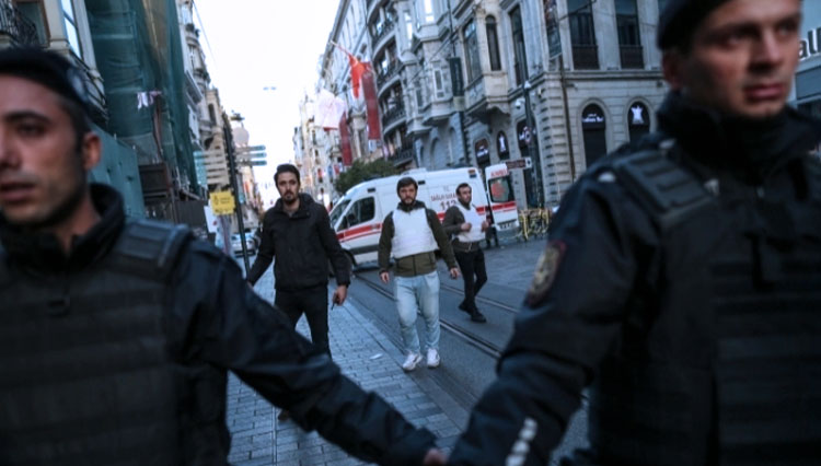 Polisi langsung mengamankan dengan menutup kawasan Istiklal Evenue area pedestrian tersibuk di kota Istanbul Turki beberapa saat setelah terjadi ledakan. (FOTO: Al Jazeera/AP)