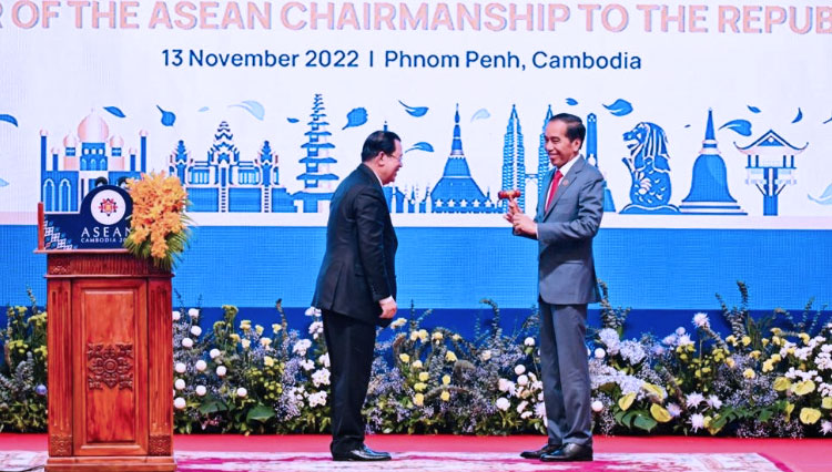Presiden RI Joko Widodo menerima simbol keketuaan ASEAN 2023 di Kamboja. (Foto: BPMI Setpres/Laily Rachev)