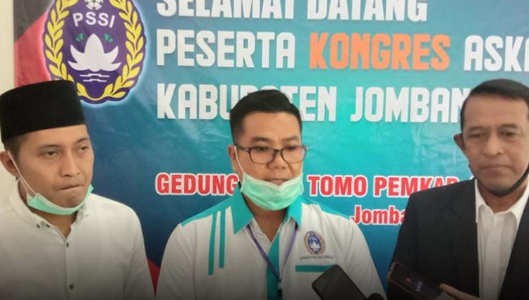 Juliono (tengah) Ketua Askab PSSI Jombang sebelum mengundurkan diri. (FOTO : Mediapetisi.net)