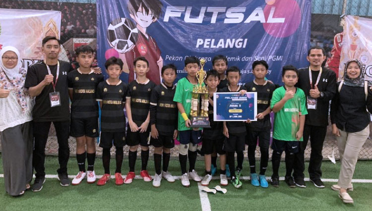 Tim MIN 1 Kota Malang saat merayakan keberhasilan menjadu juara 2 turnamen Pelangi UIN Malang. (Foto: Dok MIN 1 Kota Malang)
