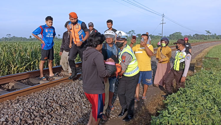 Wanita di Blitar Tertabrak Kereta Api Saat Lari Pagi 