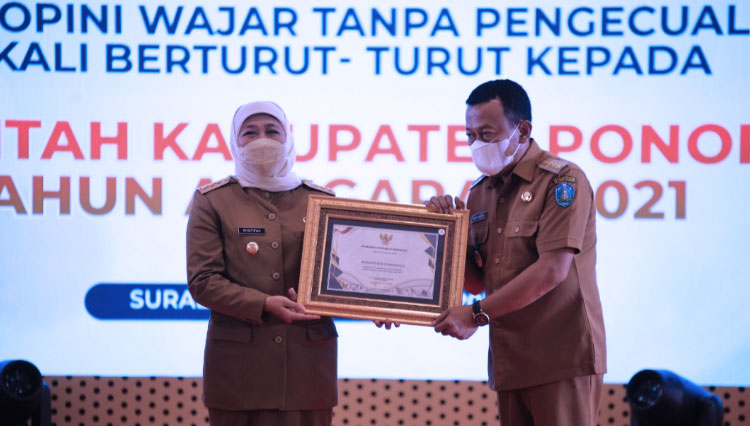 Bupati Ponorogo Sugiri Sancoko menerima penghargaan Opini WTP ke-10 secara berturut-turut dari Gubernur Jawa Timur Khofifah Indar Parawansa. (Foto: Prokopim)