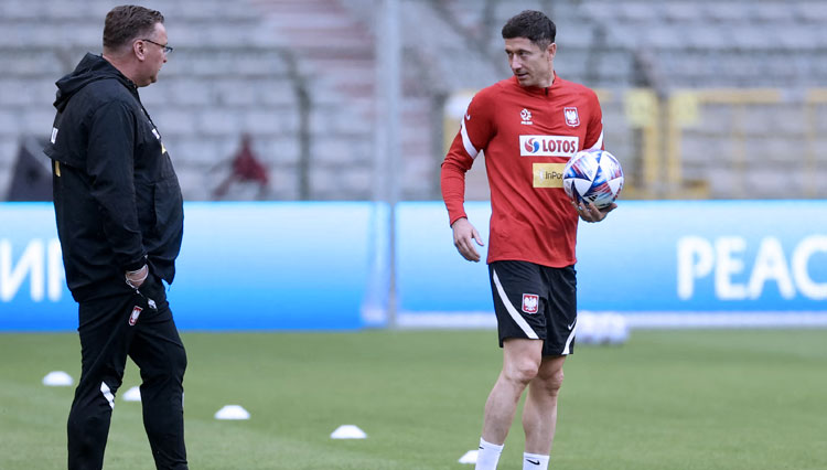 Pelatih Timnas Polandia Czeslaw Michniewicz mengandalkan striker senior Robert Lewandowski di Piala Dunia 2022. (foto: FIFA) 