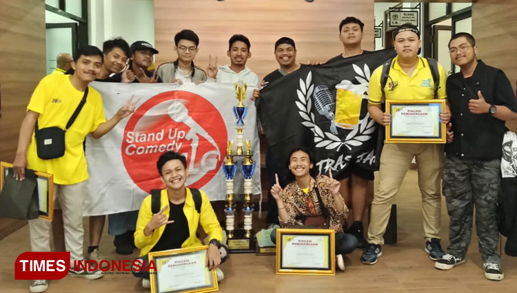 Dewangga dan Mirza, komika asal Stand Up Indo Malang berhasil meraih juara di Stand Up Comedy Golkar Jatim III (FOTO: dokumentasi Dewangga ) 