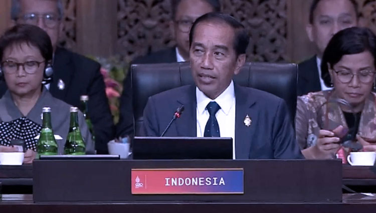 Presiden RI Joko Widodo didampingi dua perempuan hebat Sri Mulyani dan Retno Marsudi saat membuka KTT G20 Indonesia. (Foto: Tangkapan layar YouTube Sekretariat Presiden)