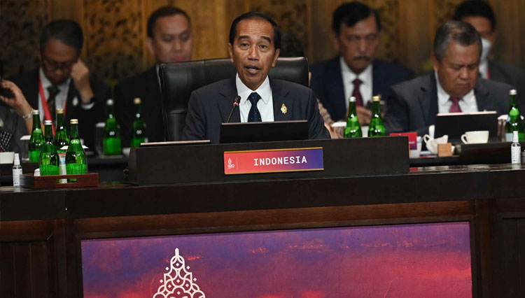Presiden Joko Widodo (kiri) menyampaikan pandangannya pada pembukaan KTT G20, di Nusa Dua, Bali, Selasa, 15 November 2022. (Foto: Media Center G20 Indonesia/Prasetyo Utomo)