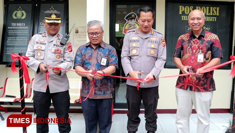 Kapolresta Bandung Kombes Pol Kusworo Wibowo bersama Rektor Telkom University, Prof. Dr. Adiwijaya, meresmikan Pos Polisi Telkom University di Jl. Sukabirus, Desa Citeureup, Kec Dayeuhkolot, Kab Bandung, Selasa (15/11/22). (Foto: Iwa/TIMES Indonesia)
