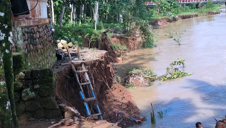 Rumah-Ambruk-Diterjang-Banjir-c.jpg