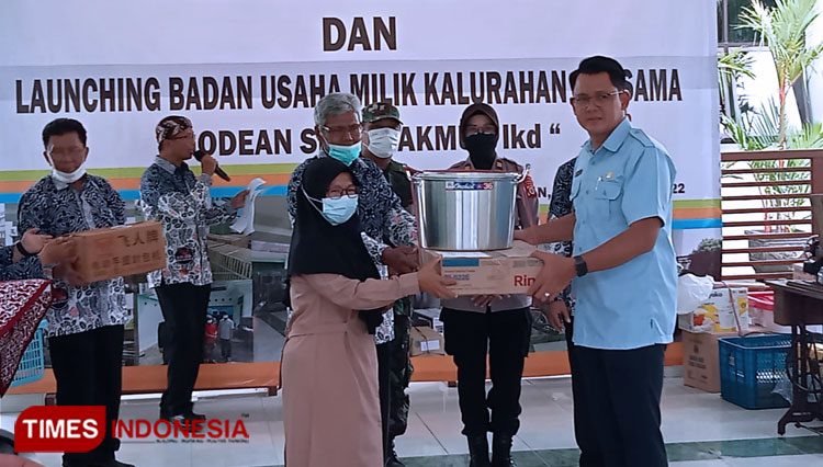 Wakil Bupati Sleman menyerahkan bantuan dari dana sosial BUMKALMA Godean Sido Makmur. (Foto: Totok Hidayat/TIMES Indonesia)