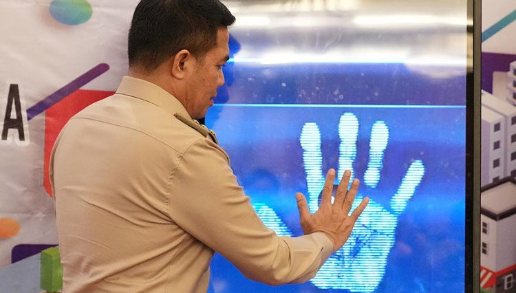 Wali kota Samarinda, Andi Harun meresmikan aplikasi Sipelataran (FOTOT: Prokompin for TIMES Indonesia)