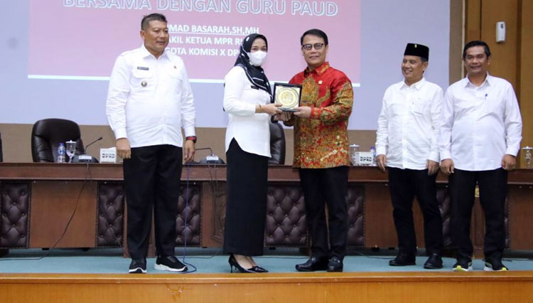 Wakil Ketua MPR RI Ahmad Basarah usai Sosialisasi 4 Pilar MPR RI di hadapan ratusan guru PAUD di Malang, Jawa Timur, Rabu (16/11/22). (Foto: dok MPR RI)