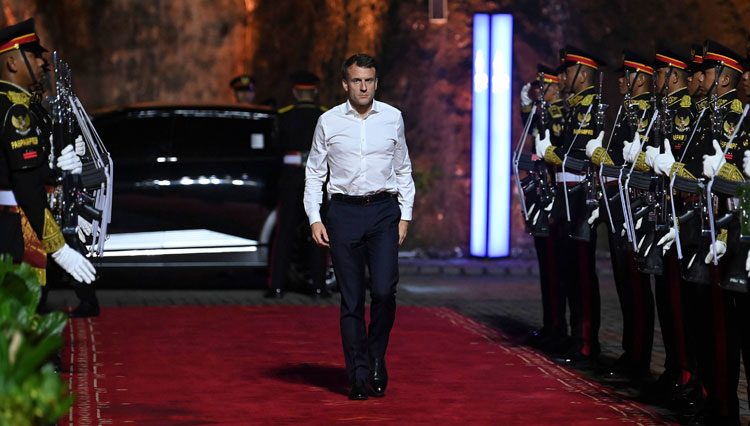 Presiden Prancis Emmanuel Macron menuju lokasi gala dinner di kawasan Taman Budaya Garuda Wisnu Kencana, Badung, Bali, Selasa (15/11/2022). (Foto: ANTARA FOTO/Media Center G20 Indonesia/M Risyal Hidayat/wsj)