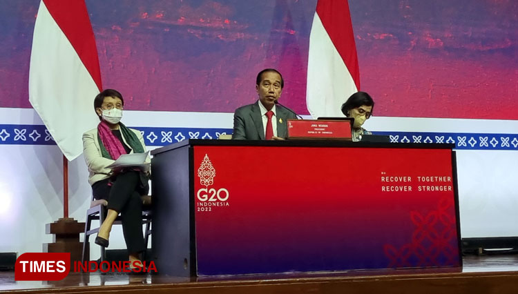Presiden RI Joko Widodo didampingi Menlu Retno Marsudi dan Menkeu Sri Mulyani saat mengumumkan hasil KTT G20 Indonesia. (Foto: Naufal Ardiansyah/TIMES Indonesia)