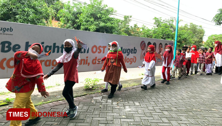 Sambut Muktamar Muhammadiyah, Siswa SD di Gresik Bagikan Seribu Pensil