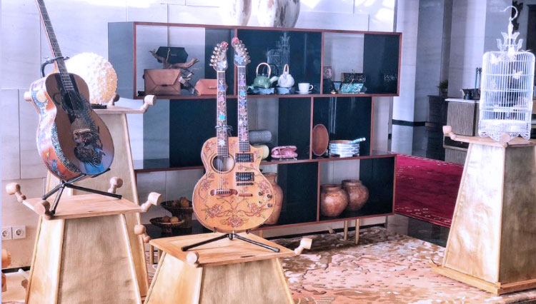 Two Blueberry Guitars carved guitars by Wayan Tuges were exhibited at The Apurva Kempinski, the main location of the G20 Indonesia summit. (Photo: Private collection of I Wayan Tuges �for TIMES Indonesia)