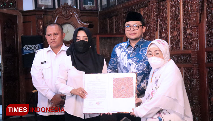 Prosesi serah terima motif batik Surya Majapahit kepada Bupati Mojokerto, Ikfina Fahmawati untuk menjadi seragam ASN, Kamis (17/11/2022) (FOTO: Dok. Kominfokab Mojokerto for TIMES Indonesia)