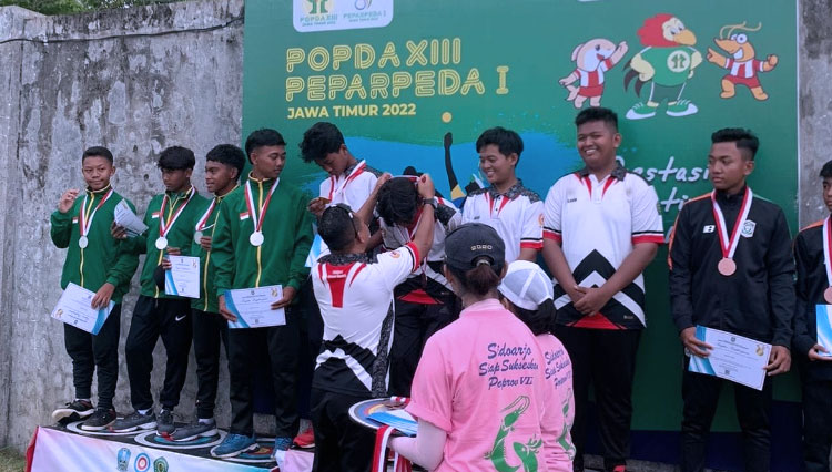 Atlet Popda XIII Jatim saat menerima medali. (FOTO: Arry for TIMES Indonesia)