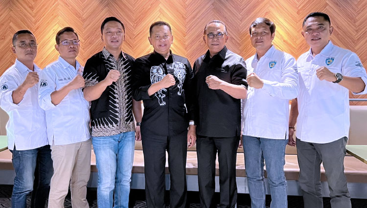 Ketua IMI Bambang Soesatyo menerima pengurus IMI Jawa Tengah, di Surakarta, Kamis (17/11/2022). (foto: dok IMI)