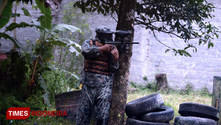 Menyemarakkan Pekan Olahraga Wartawan Nasional (Porwanas), anggota Seksi Wartawan Olahraga (SIWO) Kota Batu PWI Malang Raya saling 'tembak' dalam permainan paintball di Kali Watu Rafting. (FOTO: Muhammad Dhani Rahman/TIMES Indonesia)