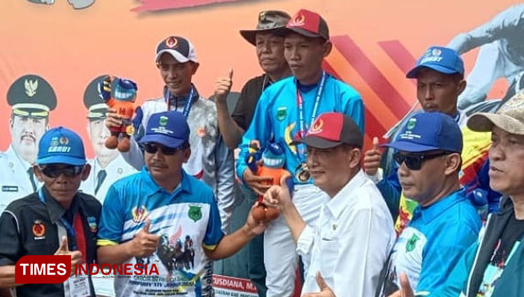 Penyerahan medali emas untuk Kontingen Kabupaten Pangandaran pada Cabang Olahraga Berkuda Pacu oleh Ketua KONI Pangandaran Agus Mulyana. (Foto: Syamsul Ma'arif/TIMES Indonesia)