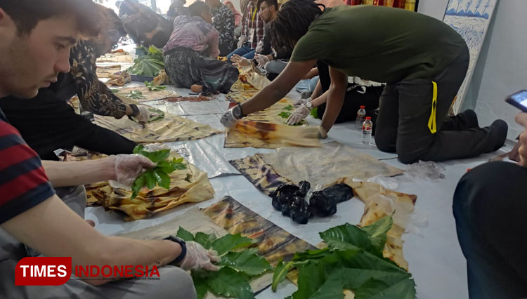 Mahasiswa Asing  Program I-YES Fakultas Humaniora UIN Maliki Malang Belajar Membuat Batik