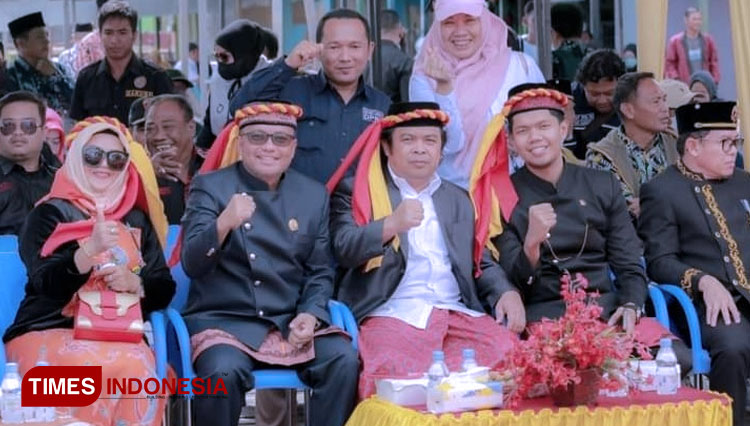 Wakil Ketua DPRD Bontang Agus Haris, Wakil Ketua DPRD Bontang Junaidi, dan legislator Bontang lainnya hadir dalam pembukaan Pesta Laut Bontang Kuala. (FOTO: Setan Bontang for TIMES Indonesia)