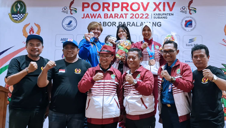 Bupati Majalengka, H Karna Sobahi bersama atlet Paralayang yang meraih medali emas. (FOTO: KONI Majalengka for TIMES Indonesia)