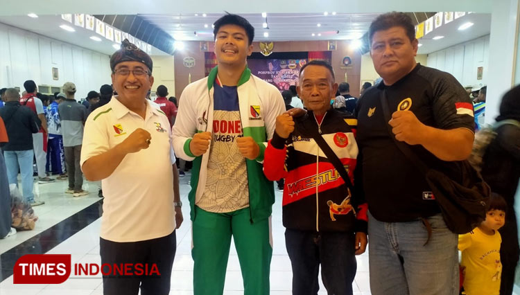 Atlet gulat Kab Bandung Porprov Jabar , M. Laudyo Apryandika Bambang (tengah), berfoto bersama seusai meraih medali emas 97 kg free style. (Foto: PGSI for TIMES Indonesia)