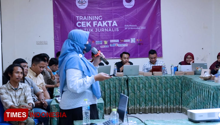 Pengurus AJI Surabaya saat mengisi acara cek fakta di Aula Kampus IAIN Madura.(Foto: Akhmad Syafi'i/TIMES Indonesia)