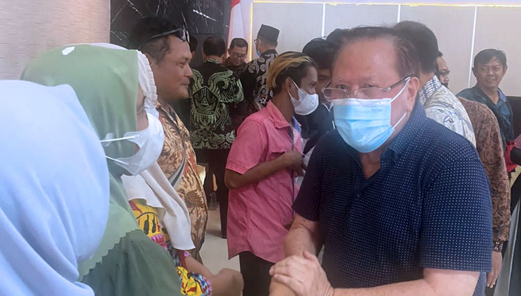 Pemilik Kenjeran Park, Soetiadji Yudho bersalaman dengan keluarga korban saat perdamaian di Kejari Tanjung Perak, Jumat (18/11/2022).(Foto : Adit/Detik.com) 
