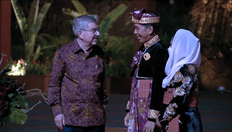 Bildunterschrift: Der indonesische Präsident Jokowi begrüßt Staatsgäste bei einem Abendessen im GWK. (FOTO: TIMES Indonesia Screenshot)