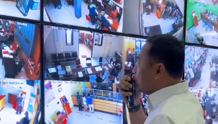 Wali Kota Surabaya Eri Cahyadi memantau perkembangan kota lewat ruang kontrol CCTV milik Pemkot Surabaya.(Dok.Instagram Eri_Cahyadi)