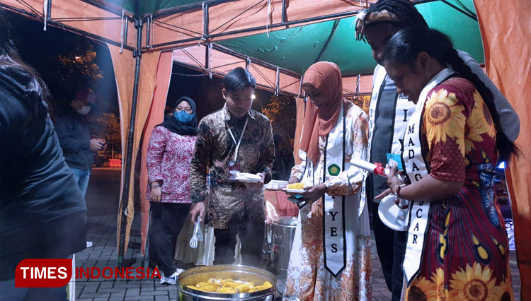 Beberapa peserta program Humaniora I-YES sedang mengambil camilan (FOTO: Hafiidh Anggar Wisasono/TIMES Indonesia)