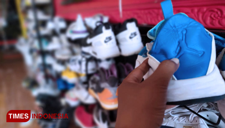 sepatu-biru.jpg