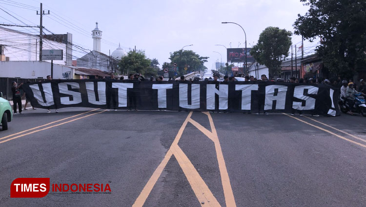 Ribuan Aremania saat menggelar aksi turun jalan di sejumlah wilayah Malang, Minggu (20/11/2022). (Foto: Rizky Kurniawan Pratama/TIMES Indonesia)