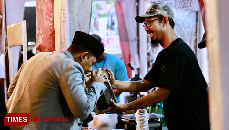 Gus Haris, Ketua HKTI Kabupaten Probolinggo saat mengunjungi salah satu pelaku kopi di Probolinggo Coffee Festival 2022. (Foto: Rifki Adnan/TIMES Indonesia)