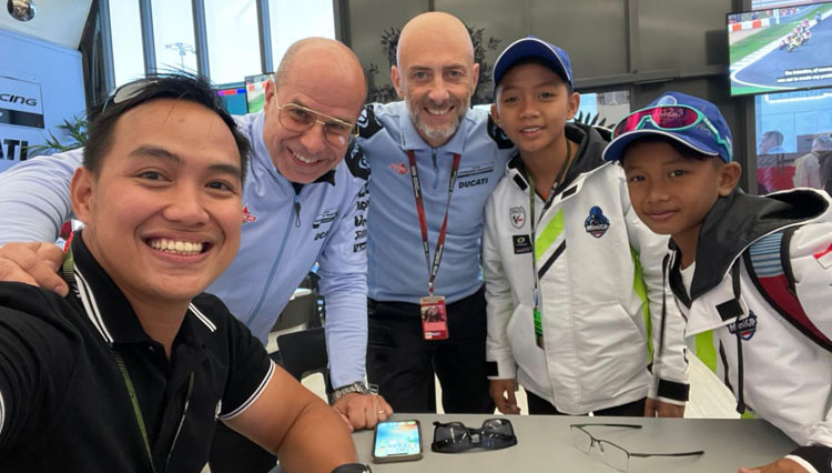 Doni Tata Pradita bersama pembalap miniGP Indonesia di paddock MotoGP Valencia, Spanyol. (Foto: Doni Tata for TIMES Indonesia)