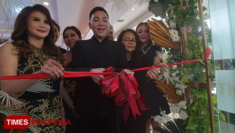 President Director Ekle's Clinic dan Ekle's Skincare, dr Eklendro Youns Yohanes Senduk saat grand opening di MNC Land Surabaya, Minggu (20/11/2022).(Foto : Lely Yuana/TIMES Indonesia)