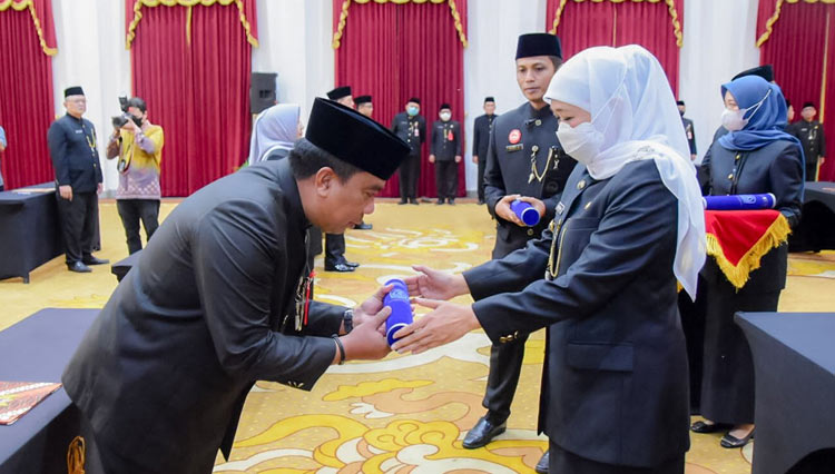 Lantik 19 Pejabat Eselon II, Gubernur Khofifah Lakukan Penyegaran Organisasi Demi Pembangunan