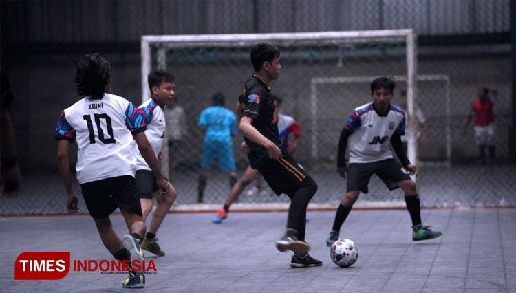 Pemain futsal dari TIM JNE Probolinggo bermain apik saat bertanding melawan TIM JNE Kraksaan. (Foto: Ryan H/TIMES Indonesia)