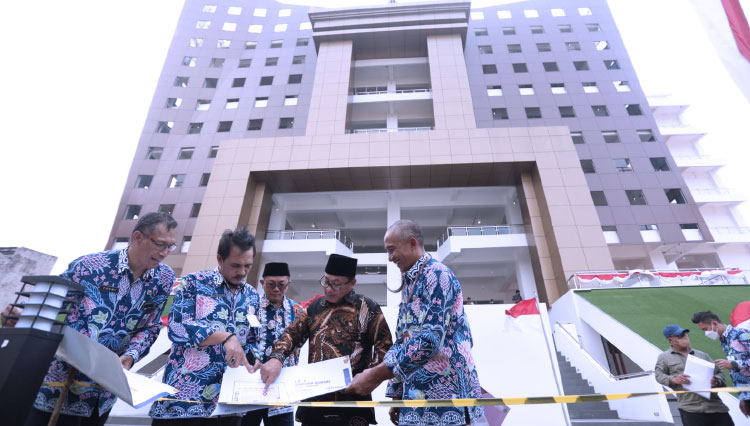 Wali Kota Malang, Sutiaji didampingi sejumlah pejabat tinggi Pemkot Malang saat mengecek kesiapan gedung MCC Kota Malang. (Foto: Humas Pemkot Malang)