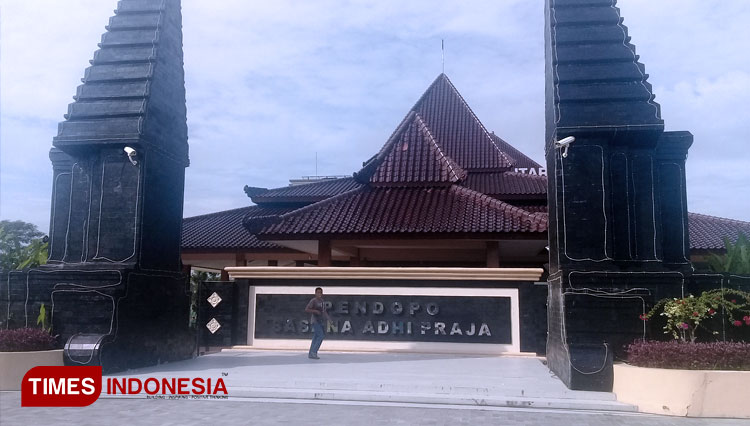 Pendopo Sasana Adhi Praja Pemkab Blitar di Kanigoro. (FOTO: Sholeh/TIMES Indonesia)