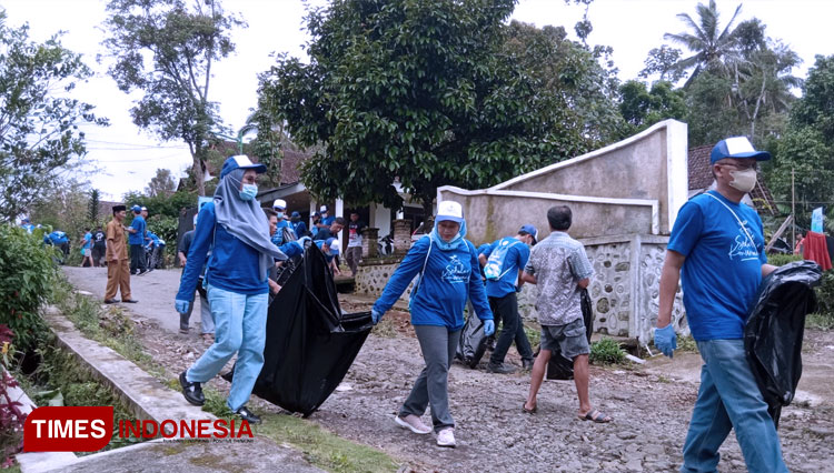 Gandeng Masyarakat, Aqua Banyuwangi Kumpulkan Sampah Plastik