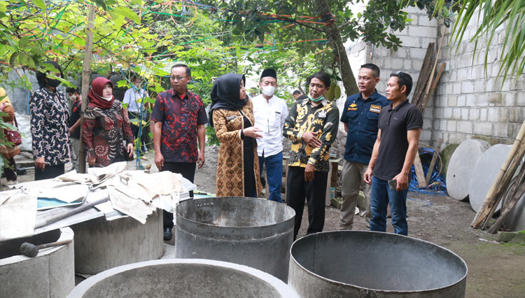 Proses penyaluran bantuan pembangunan jamban sehat oleh Bupati Mojokerto, Ikfina Fahmawati. (Dok. Kominfokab Mojokerto for TIMES Indonesia)