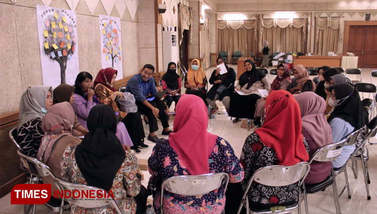 Kelompok perempuan saat berdiskusi di Musda Perempuan Akar Rumput (FOTO: Akmal/TIMES Indonesia).