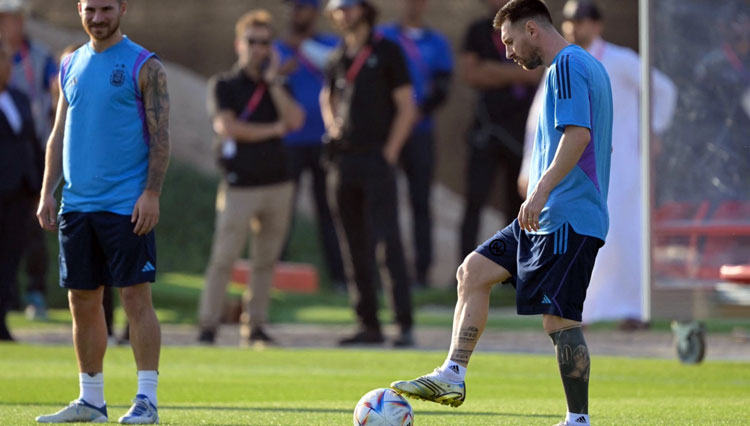Lionel Messi berlatih ringan jelang laga Argentina melawan Arab Saudi di Grup C, Piala Dunia. (foto: AFA)