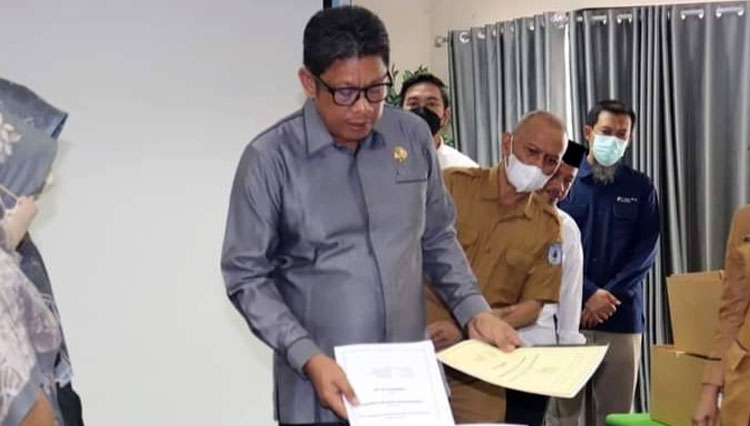 Wali Kota Bontang Basri Rase melakukan pemusnahan berkas arsip di DPK Bontang (Foto: Dok DPK Bontang)
