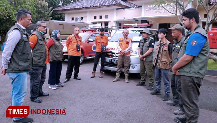 Kalak BPBD dan Jabar Bergerak Kota Banjar saat akan melepas para relawan untuk membantu korban gempa bumi Cianjur. (FOTO: Susi/TIMES Indonesia)